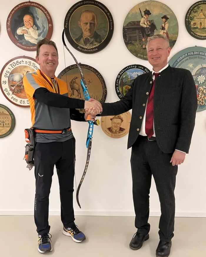 Bürgermeister Richard Richter gratuliert dem Silbermedaillengewinner