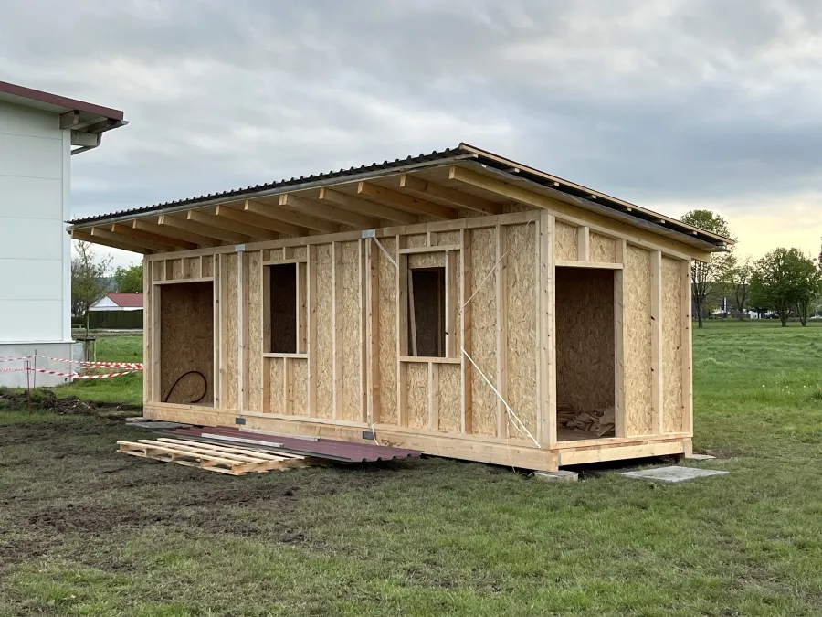 Die Hütte im Aufbau - Dach ist bereits drauf