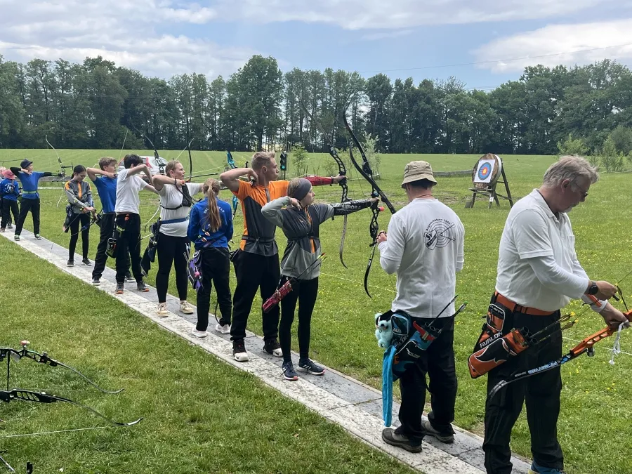 Bogenschützen an der Schießlinie