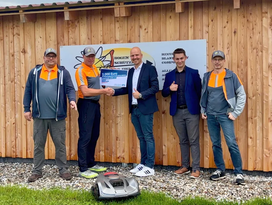 Spendenscheckübergabe direkt am Bogenplatz von Simon Anzenberger