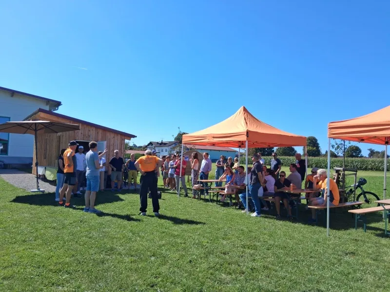 Gruppe der Lehrer trifft am Platz ein und wird begrüßt